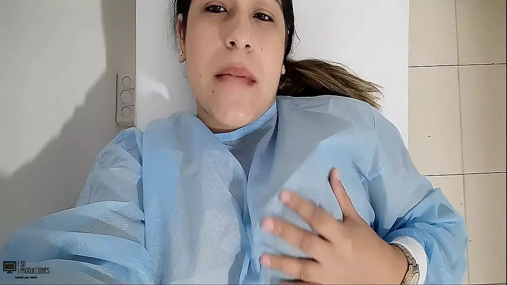 hermosa milf latina se masturba en el consultorio del ginecologo parte 1