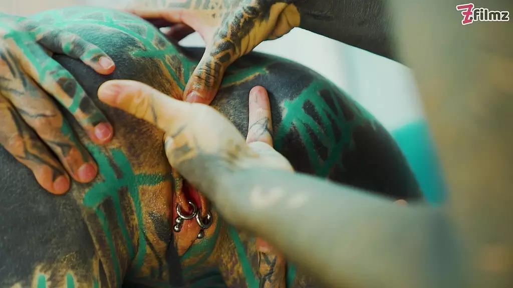 heavily tattooed anuskatzz playing with alternative nahlu pussy