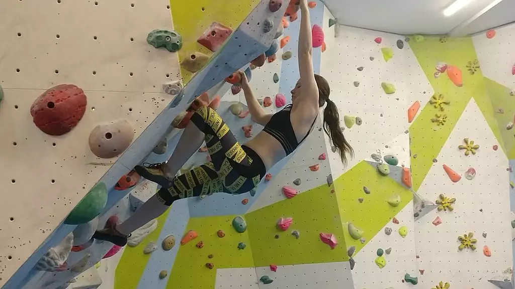 i ve been really missing physical activity lately, i long to be able to go climbing again, or back to my aerial hoop and silk...