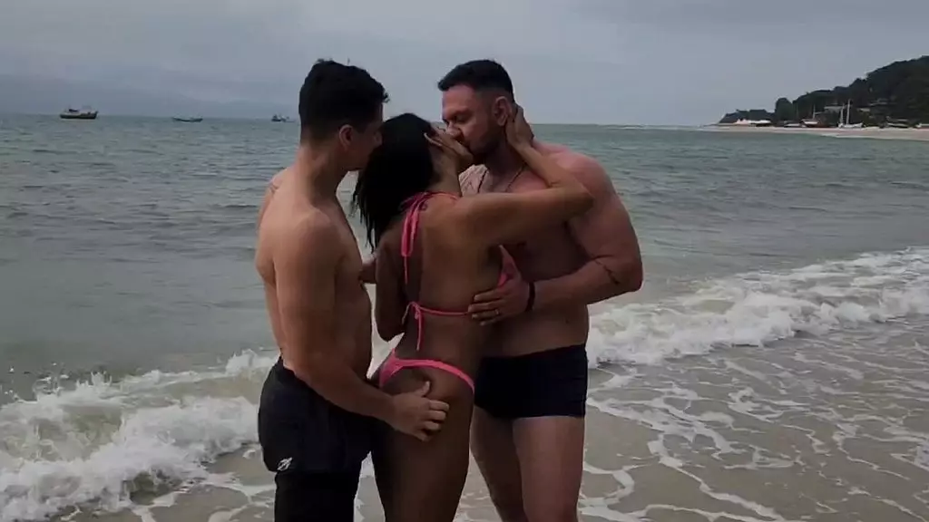 estava sozinha na praia quando encontrei com 2 gostosos e dei ali mesmo pra eles