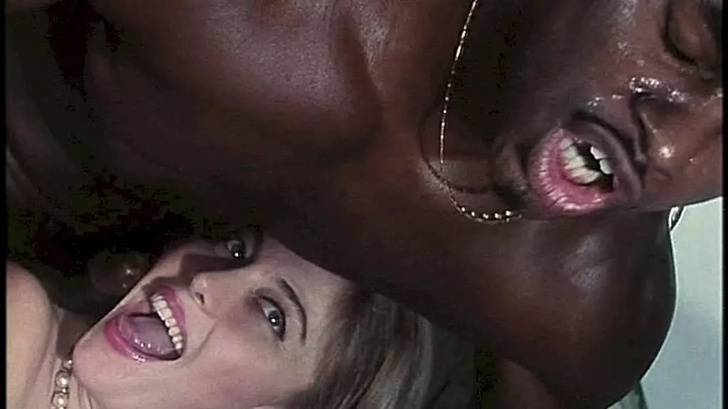 doctor moana pozzi gets her ass screwed by a black man in the perversion clinic - tagliare parte iniziale e ricaricare